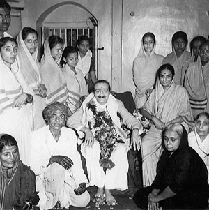 Meher Baba at Sakori Ashram of Sadguru Upasni Maharaj with Godavari Ma and other women disciples